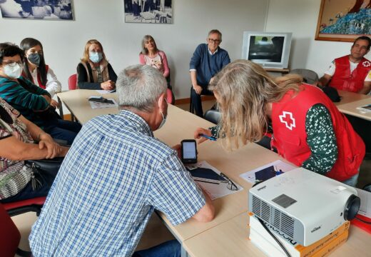 A Concellaría de Terceira Idade retoma os cursos para aprender a usar os teléfonos móbiles