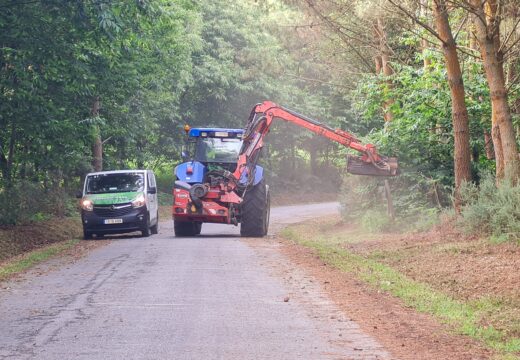 A campaña de desbroce e roza nas estradas municipais iniciose hoxe en Vilaño