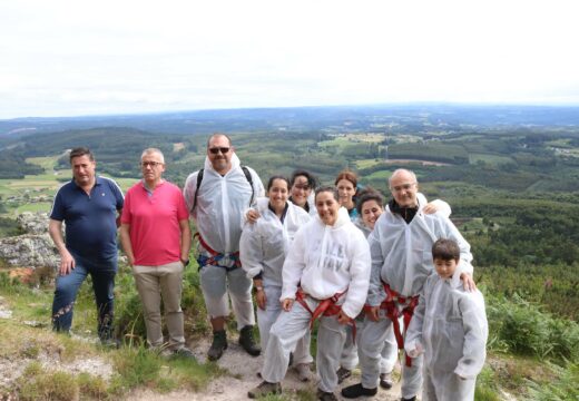 Unha vintena de persoas realizan unha visita espeleolóxica ás covas do Pico Sacro