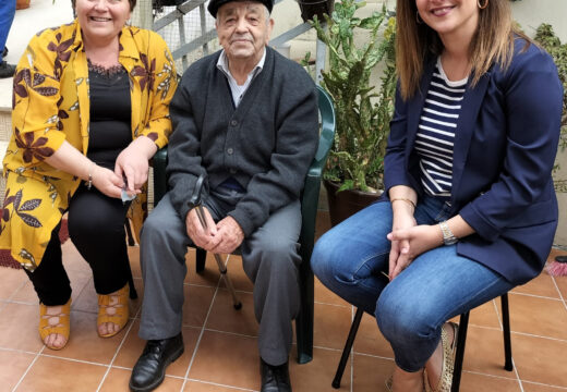 O Concello de Lousame homenaxea a Arturo Vázquez Costa, veciño de Froxán que cumpriu 100 anos esta fin de semana  7 de xuño de 2022- O Concello de Lousame vén de homenaxear a Arturo Vázquez Costa, veciño de Froxán, parroquia de Vilacoba, con motivo do seu cen aniversario. A alcaldesa de Lousame, Teresa Villaverde, e a concelleira de Servizos Sociais, Silvia Agrafojo, desprazáronse ata a súa vivenda para entregarlle unha placa conmemorativa e unha caixa de doces.  Alcaldesa e concelleira compartiron un tempo de encontro con Arturo e coa súa familia, que celebrou por todo o alto o aniversario este domingo cunha festa á que asistiron numerosos familiares. Arturo Vázquez atópase nun bo estado de saúde, tanto física como mental, polo que desfrutou moito da xornada.   Arturo Vázquez Costa naceu o 5 de xuño de 1922.  Traballou nas minas de San Finx, facendo os mangos das ferramentas que empregaban os mineiros. Despois foi o caseiro dun dos xefes das minas de San Finx, Don Luís. E tamén estivo un tempo como albanel. Actualmente vive en Froxán cos seus dous fillos, María e José. Ten dúas netas e tres bisnetos.