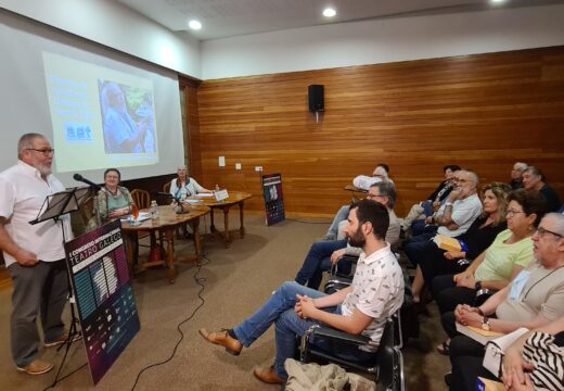 A Academia Galega de Teatro premiou a traxectoria do director técnico do Padroado da Cultura, Luciano Fernández