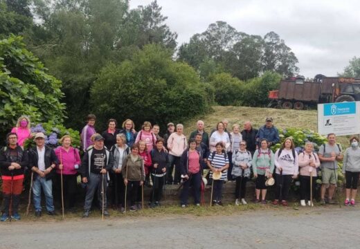 Un total de 35 veciños e veciñas de Frades percorren un tramo do Camiño Inglés entre Paderne e Abegondo