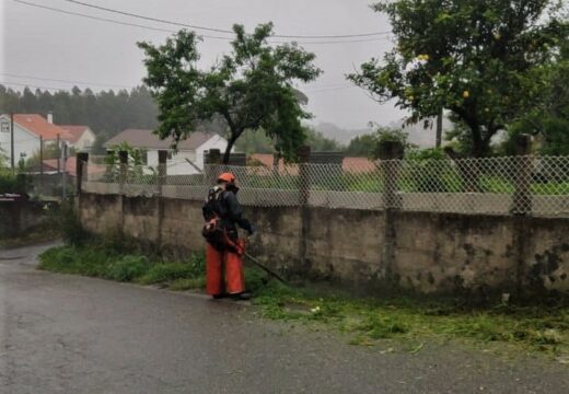 Iniciado o acondicionamento das cunetas das vías municipais da Pobra na tempada do verán