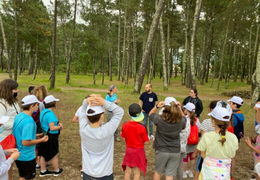 A tiktoker María Maceiras ensina a riqueza do litoral mariño local aos escolares de Cabanas