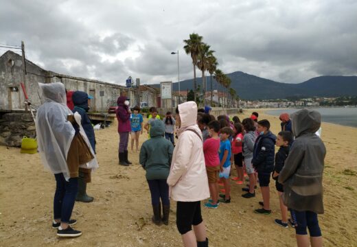 Participación de alumnado do Apóstolo Santiago nos obradoiros de marisqueo da Pobra