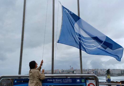 A bandeira azul ondea xa na praia de Riazor, un dos cinco areais da cidade que conta este verán co distintivo de calidade