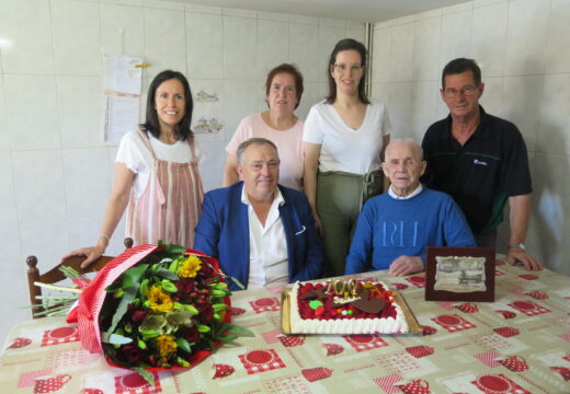 O alcalde felicitou a José Cabeza Caamaño polo seu 100 aniversario