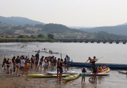 Unha xornada de piragüismo en Outes pon o broche de ouro aos Campamentos de Verán de Lousame, nos que participaron 100 nenos/as