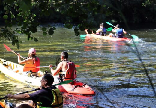 Case 90 persoas participaron no “Descenso do Ulla en Piragua” organizado polos Concellos de Boqueixón e Vedra