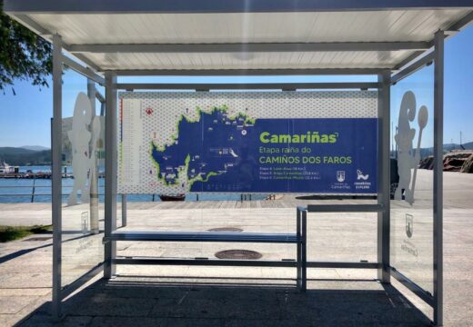 Camariñas coloca un vinilo na marquesiña do paseo marítimo para promocionar a vila como a etapa raíña do Camiño dos Faros