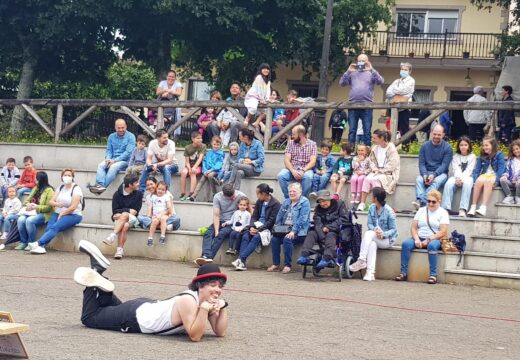 Un cento de persoas desfrutan do espectáculo “MeRe-cidamente” no campo da festa de Lestedo