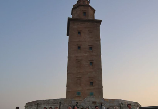 Os artistas de Viñetas desde o Atlántico visitan a Torre de Hércules