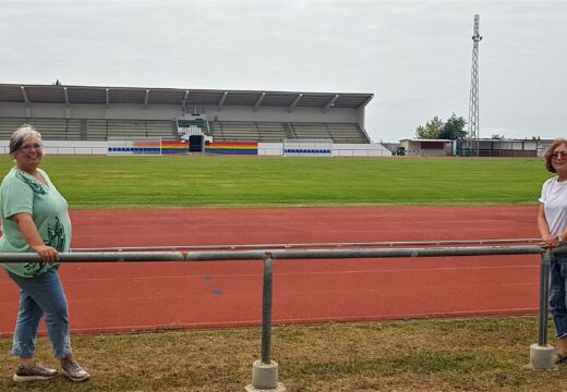 As bancadas do estadio municipal da Alta locen a bandeira do Orgullo