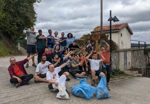 Un grupo de voluntarios participantes en ‘O Reto de Ulises’ efectúan labores de limpeza ao seu paso por Miño