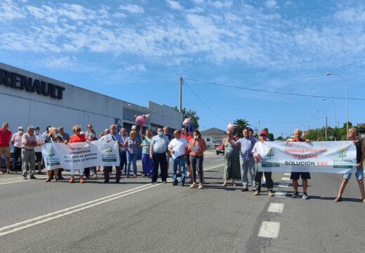 Veciños e veciñas de Lañas concéntranse para esixir a regularización da granxa das Arcas