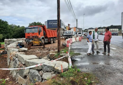 O alcalde e a concelleira de Planificación visitaron as obras da rotonda que regulará os accesos a Carballo na Revolta