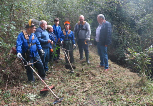 As brigadas medioambientais municipais acometen a limpeza e acondicionamento do entorno do río Vilán