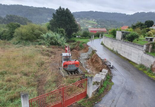 Comezan as obras de mellora da rede de pluviais e creación de muro de contención en Candá de Abaixo, en Leiro