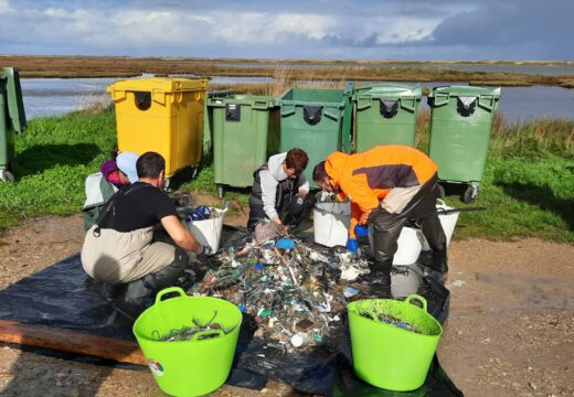 A Asociación de Mariscadores de Baldaio traballa na mellora do espazo natural a través de limpezas manuais periódicas