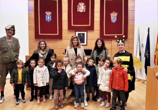 Escolares do CEIP A Solaina visitaron o Concello e reuníronse coa alcaldesa no salón de plenos