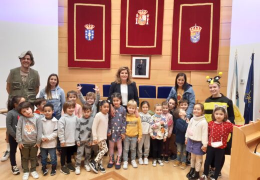 Escolares do CEP Virxe do Mar participaron hoxe nos Itinerarios didácticos pola Casa Consistorial e reuníronse coa alcaldesa no salón de plenos