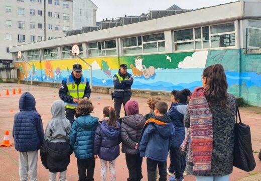 Alumnado do CEIP Bergantiños participou nunha xornada de educación viaria co Club Ciclista Carballo e a Policía Local