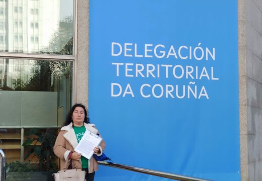 A comunidade educativa de Bergondo entrega máis de 1.300 firmas na Valedora do Pobo polo recorte de persoal no CPI Cruz do Sar