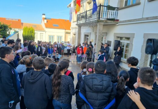 O alumnado de Neda protagoniza a Marcha polo Bo Trato convocada polo Concello con motivo do Día da Eliminación da Violencia contra a Muller