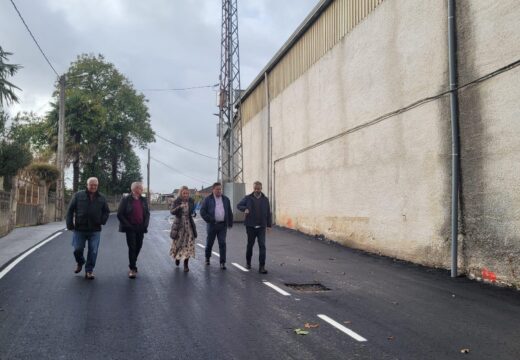 A secretaria xeral de Industria, Paula Uría, visita as obras de mellora de viarios no polígono Camporrapado de Boqueixón