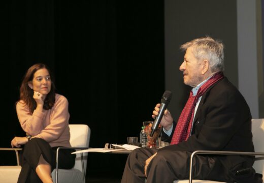 Inés Rey agradece a doazón dun novo cadro de Sofía Gandarias, que enriquece no Ágora o patrimonio cultural da cidade