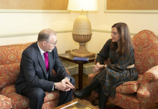 Inés Rey recibe a Fernando Luis Fontes Blanco, director do Muncyt