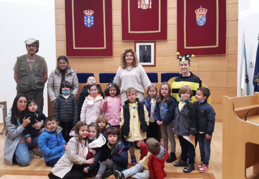 Escolares de 6º curso de Educación infantil do CEIP A Solaina reuníronse coa alcaldesa da cidade nos Itinerarios didácticos pola Casa Consistorial