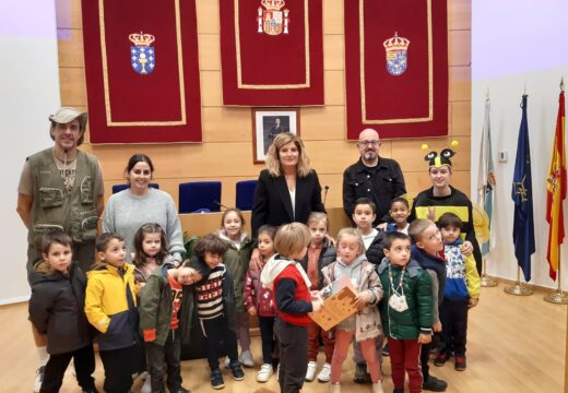 Escolares do CEIP A Solaina reuníronse coa alcaldesa no salón de plenos durante a súa visita ao Concello