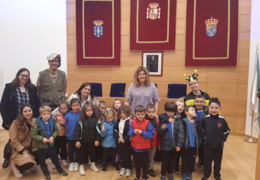 Escolares do CPR Jorge Juan visitaron hoxe o Concello e reuníronse coa alcaldesa no salón de plenos