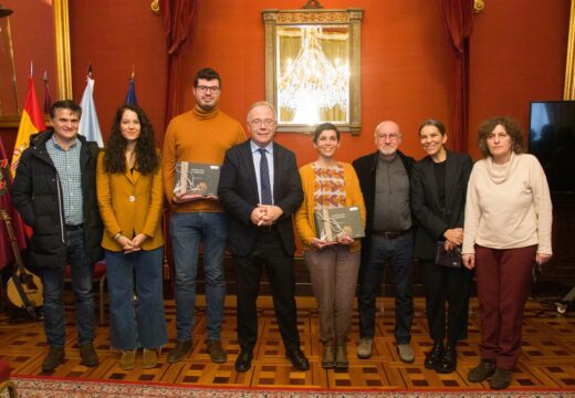 Fabiola Anchorena recolle no Pazo de Raxoi o Premio Compostela para álbums ilustrados pola súa obra “Esperando o amencer”