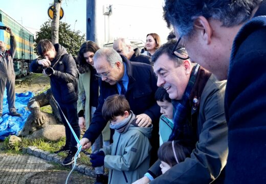 O alcalde visita a máquina de tren “Verderón” despois da súa rehabilitación, na que colaborou o Concello de Santiago