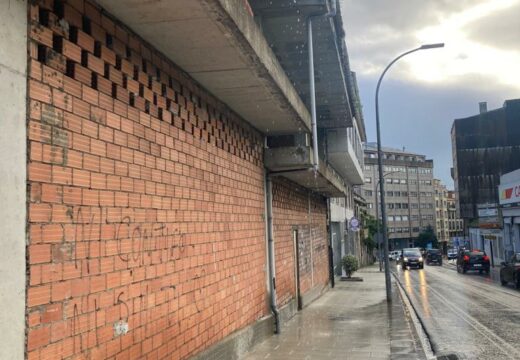 Demandan solucións ás pingueiras de auga da avenida de Ferrol