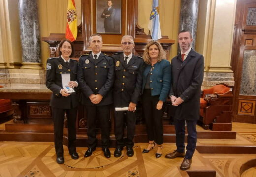 A alcaldesa e o equipo de Educación Viaria do Concello recolleron hoxe a Medalla ao Mérito da Seguridade Viaria concedida pola DXT