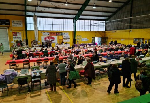 O son dos palillos, os reencontros e as gañas de pasalo ben enchen a IX Festa da Palilleira de Camariñas