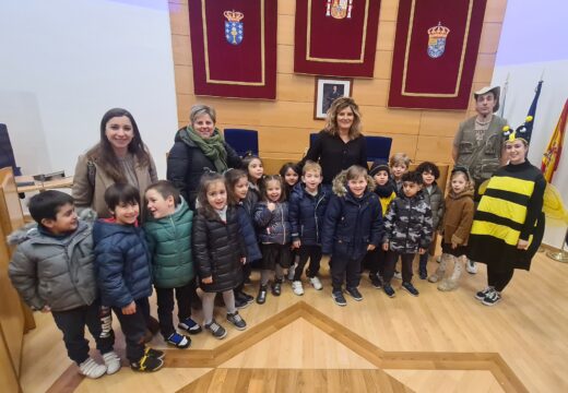 Escolares do CEIP Ponte de Xuvia participaron hoxe nos Itinerarios didácticos pola Casa Consistorial e reuníronse coa alcaldesa no salón de plenos