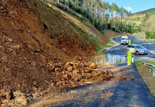 Un pequeno desprendemento de terra á beira da AC-862 corta o paso nunha pista municipal de San Sadurniño