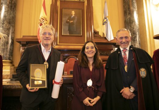 Inés Rey fai entrega a Manuel Rivas do distintivo de Cabaleiro de Honra da Real Orde de Cabaleiros de María Pita