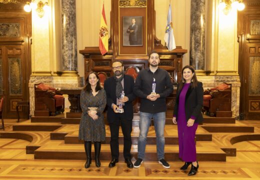 Inés Rey entrega o premio Pérez Lugín a Xavier Lamas polo seu traballo “Espello da historia entre dúas pandemias”