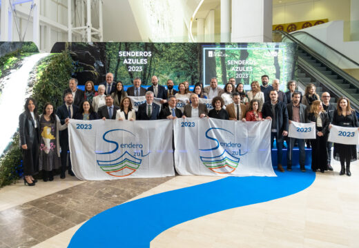 O alcalde recibe a Bandeira do Sendeiro de Saldoiro de Caión outorgada por ADEAC