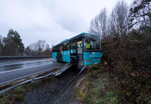 Accidente sen consecuencias dun autobús na AG-64