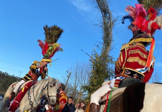 Os ‘xenerais da Ulla’ de Bama protagonizaron hoxe, Domingo de Corredor, a batalla dialéctica nun asollado día de Entroido