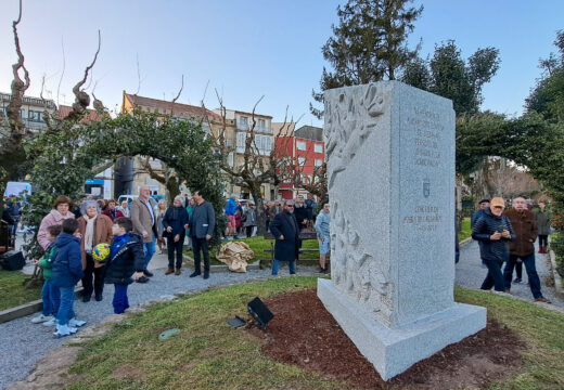 A Pobra restitúe a memoria histórica cunha escultura nos Xardíns de Valle-Inclán