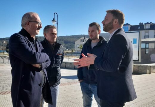 O delegado da Xunta na Coruña, Gonzalo Trenor, achegouse a Laxe para comprobar o vehículo cero emisións da brigada de obras