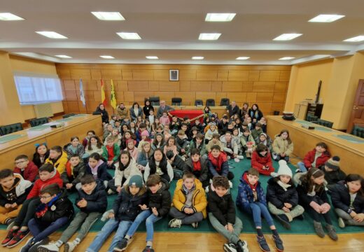 O alumnado de 2º de primaria do CEIP Fogar protagonizou na casa do concello unha multitudinaria e animada sesión plenaria