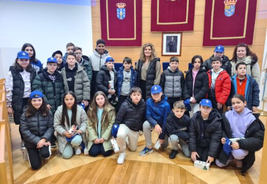 Alumnado do CEIP A Solaina visitou onte e hoxe o Concello e reuniuse coa alcaldesa no salón de plenos